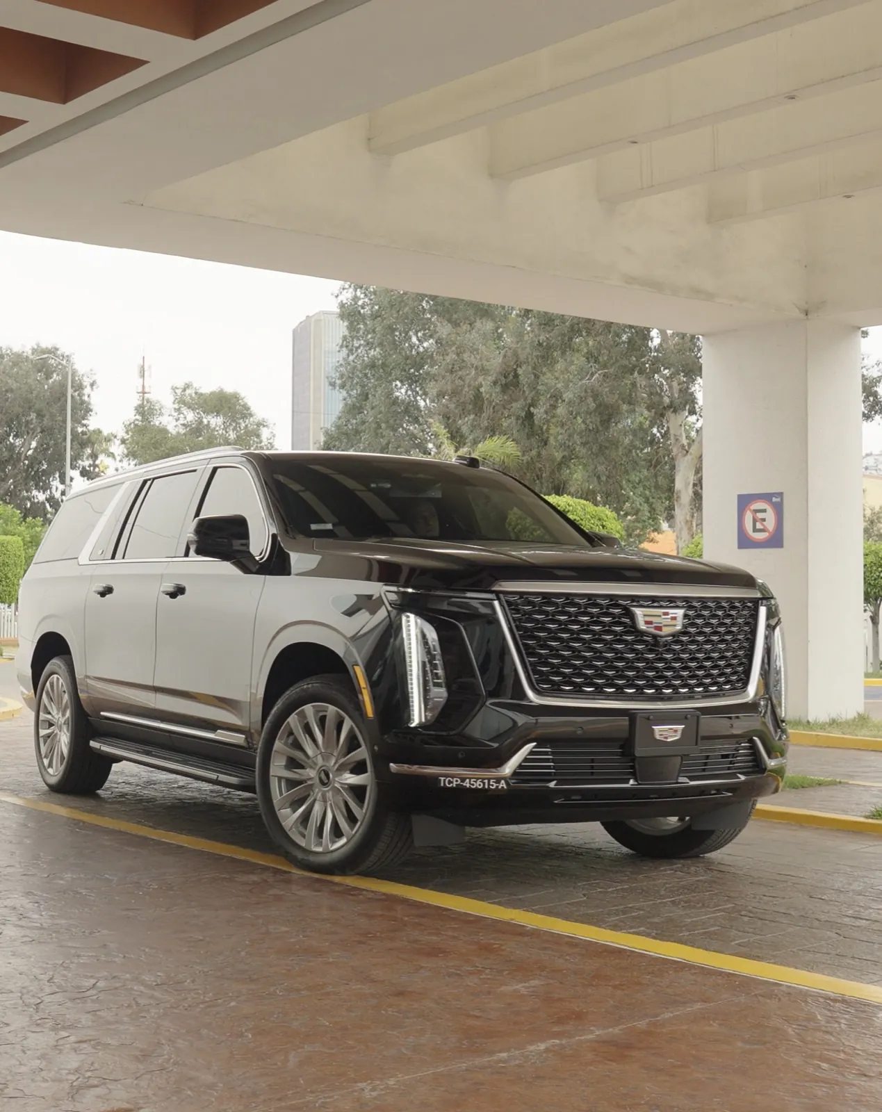 A Celva private SUV waiting at the patient pickup-dropoff lane